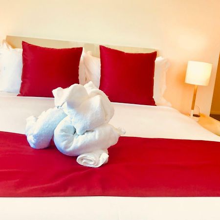 כרייסטצ'רץ' Bealey Plaza Motel מראה חיצוני תמונה A bed with a red bed runner