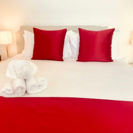 כרייסטצ'רץ' Bealey Plaza Motel מראה חיצוני תמונה A bed with a red bed runner