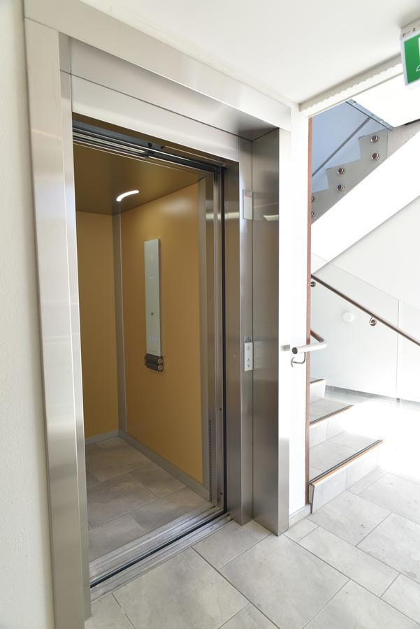 כרייסטצ'רץ' Bealey Plaza Motel מראה חיצוני תמונה A door closing on a passenger elevator