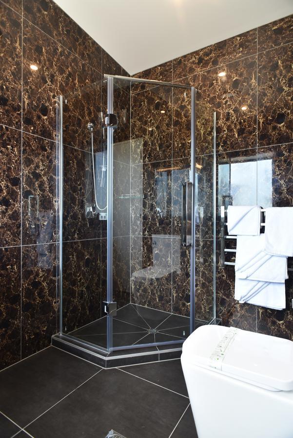 כרייסטצ'רץ' Bealey Plaza Motel מראה חיצוני תמונה A shower cubicle