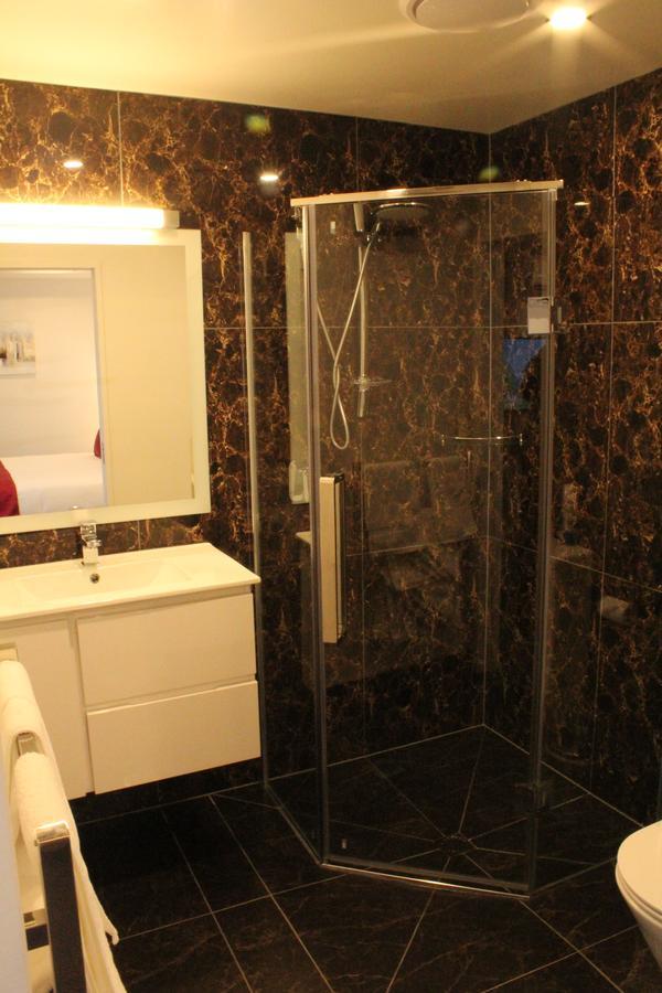 כרייסטצ'רץ' Bealey Plaza Motel מראה חיצוני תמונה A shower enclosure