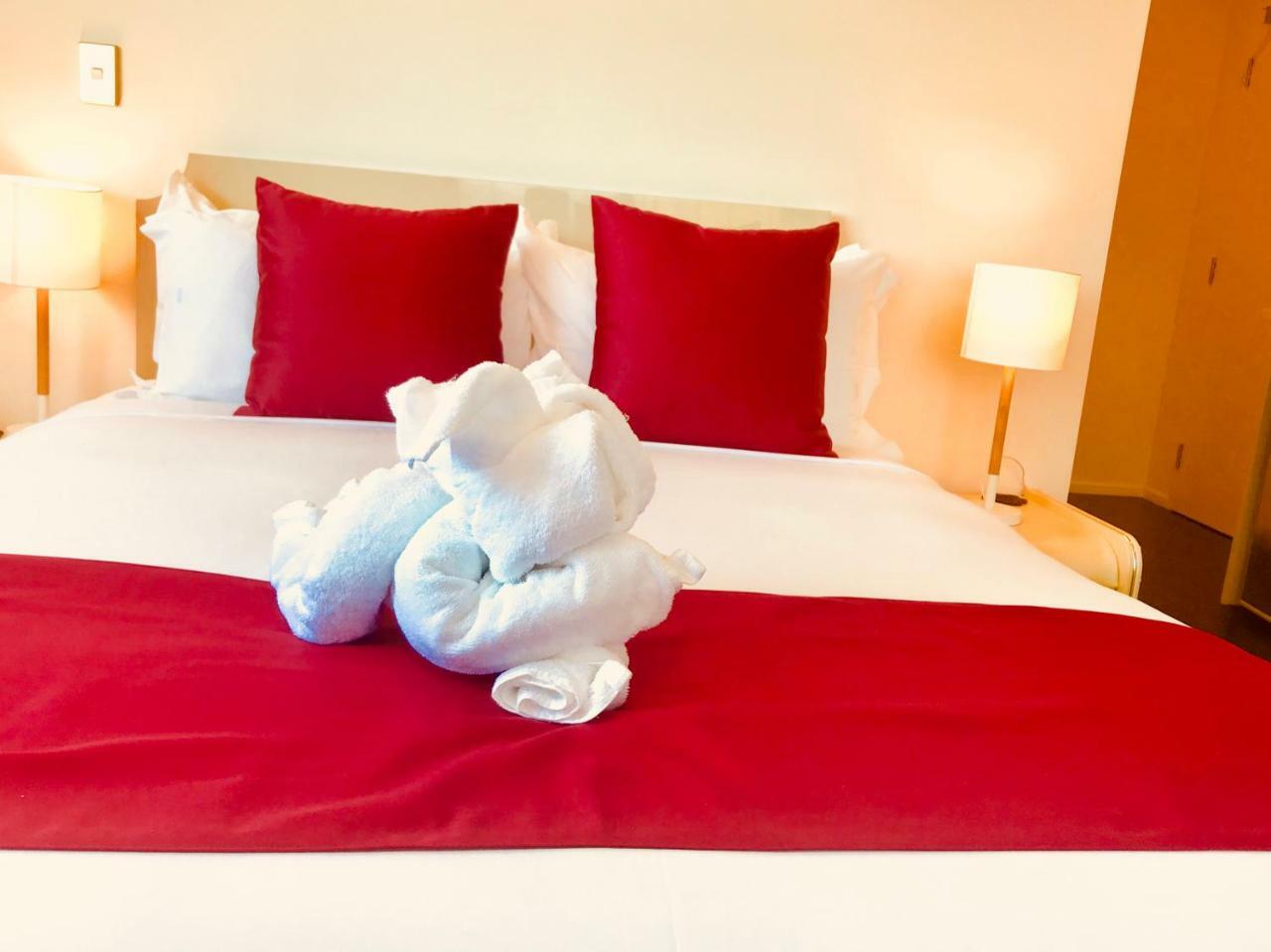 כרייסטצ'רץ' Bealey Plaza Motel מראה חיצוני תמונה A bed with a red bed runner
