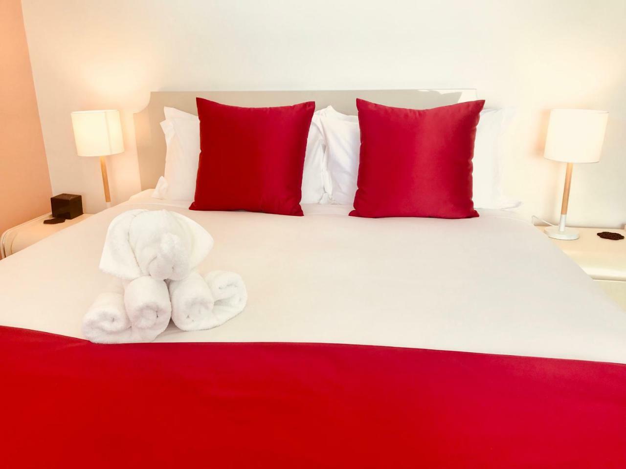 כרייסטצ'רץ' Bealey Plaza Motel מראה חיצוני תמונה A bed with a red bed runner
