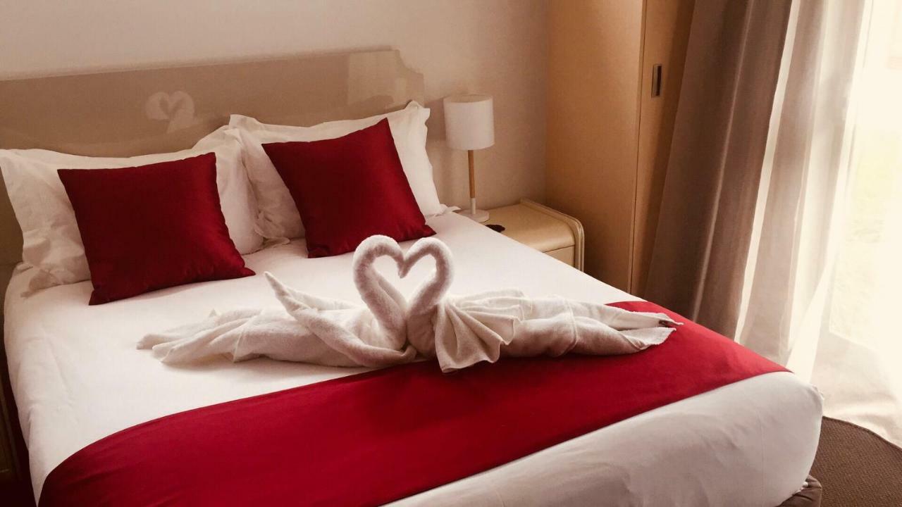 כרייסטצ'רץ' Bealey Plaza Motel מראה חיצוני תמונה A bed with a heart-shaped towel