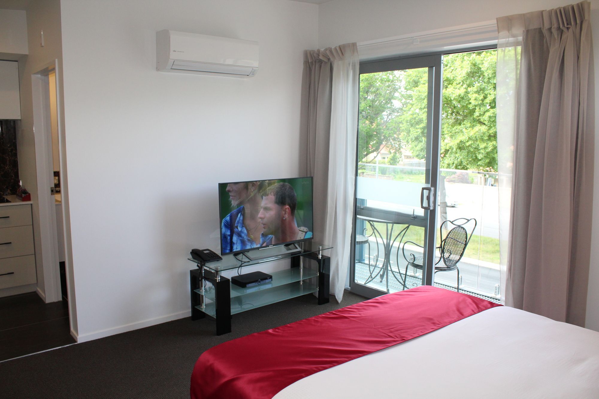 כרייסטצ'רץ' Bealey Plaza Motel מראה חיצוני תמונה A television in a hotel room