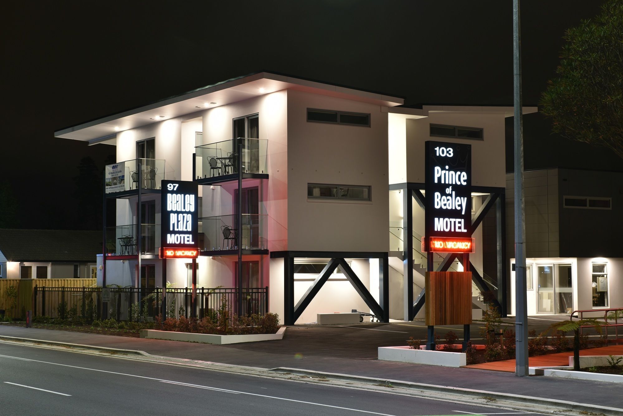 כרייסטצ'רץ' Bealey Plaza Motel מראה חיצוני תמונה The motel at night
