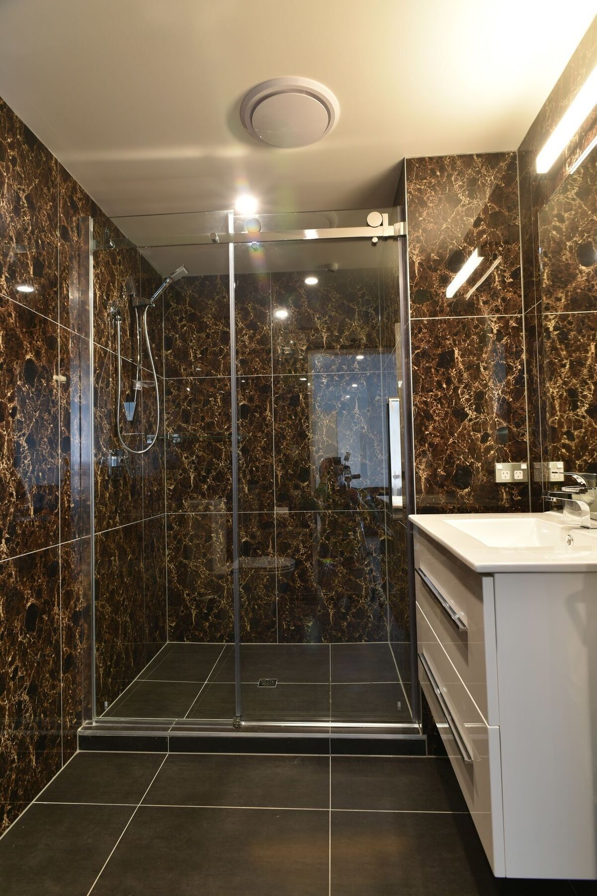 כרייסטצ'רץ' Bealey Plaza Motel מראה חיצוני תמונה A shower enclosure
