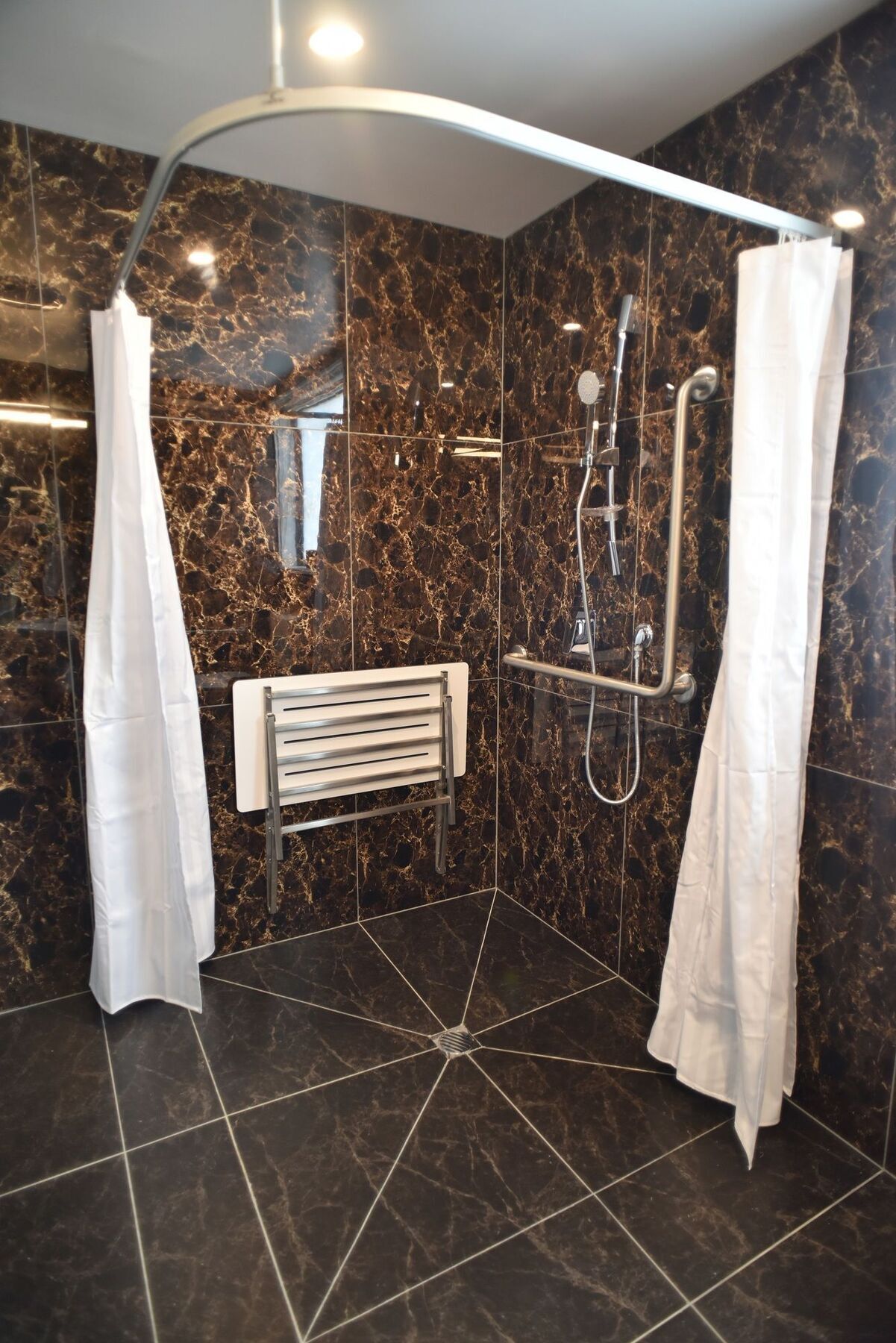 כרייסטצ'רץ' Bealey Plaza Motel מראה חיצוני תמונה A shower seat