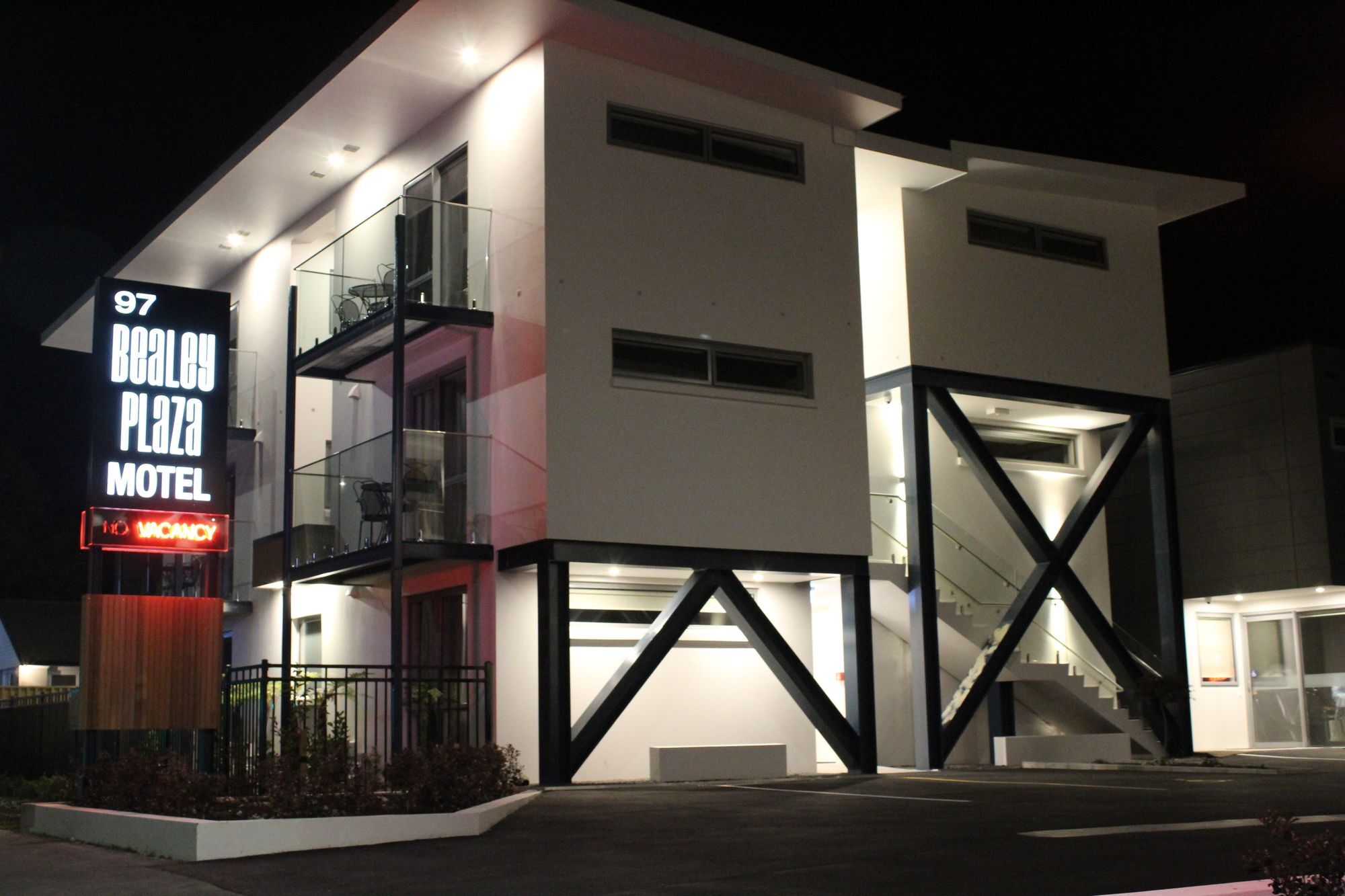 כרייסטצ'רץ' Bealey Plaza Motel מראה חיצוני תמונה The Beacon Plaza Motel at night