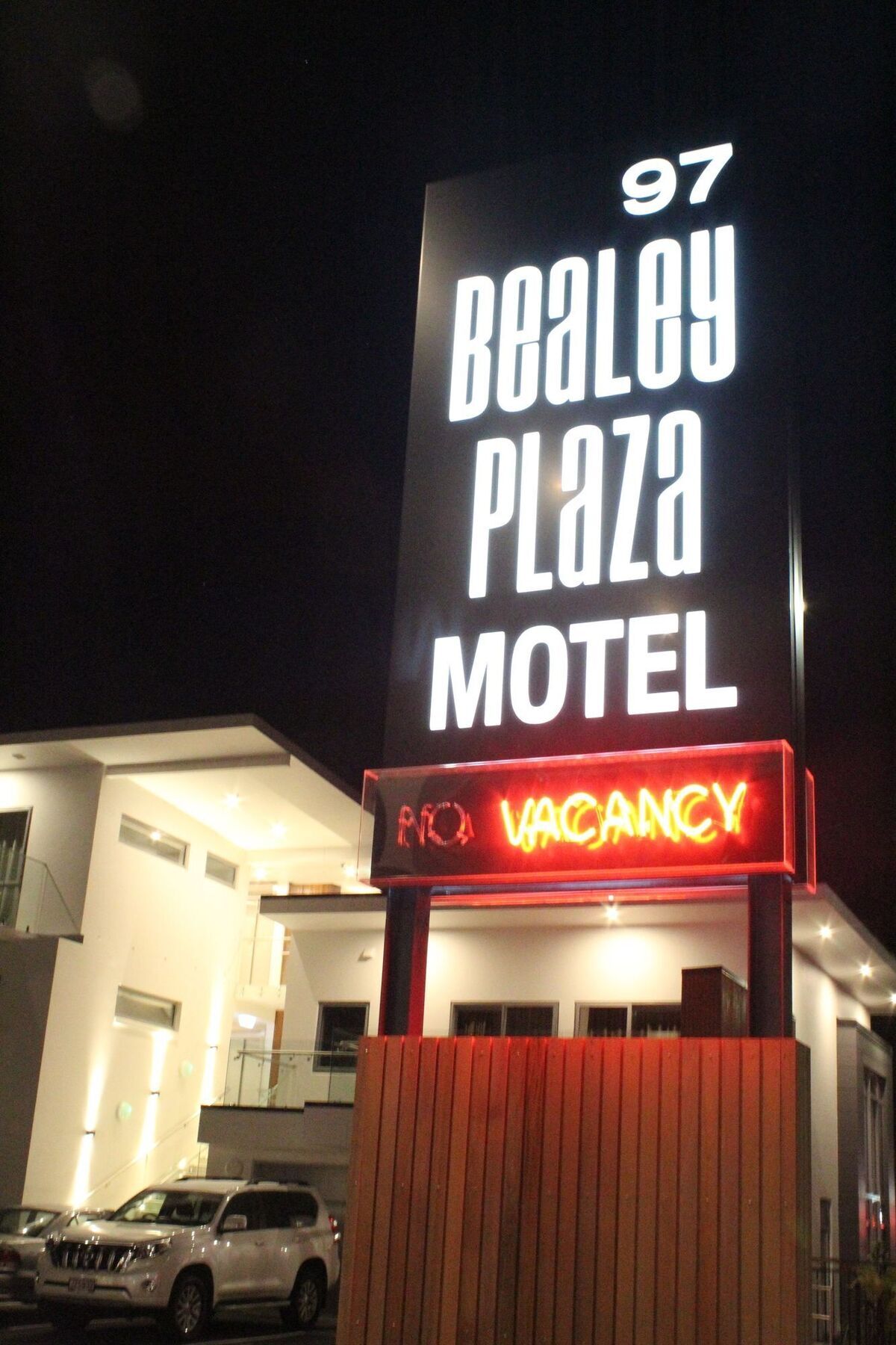 כרייסטצ'רץ' Bealey Plaza Motel מראה חיצוני תמונה The sign at the front of the motel