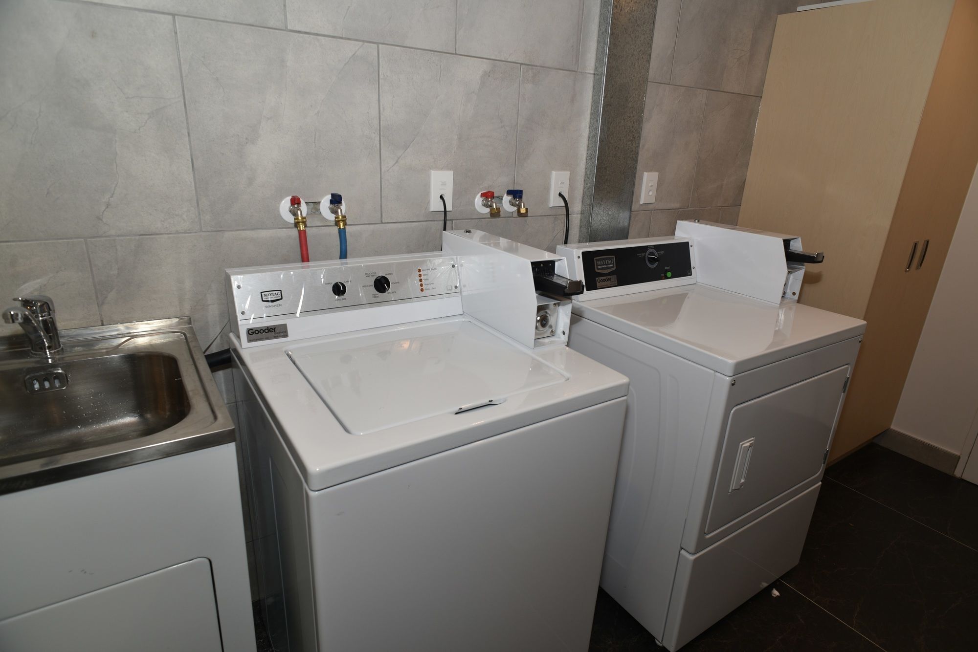 כרייסטצ'רץ' Bealey Plaza Motel מראה חיצוני תמונה A washing machine and a dryer