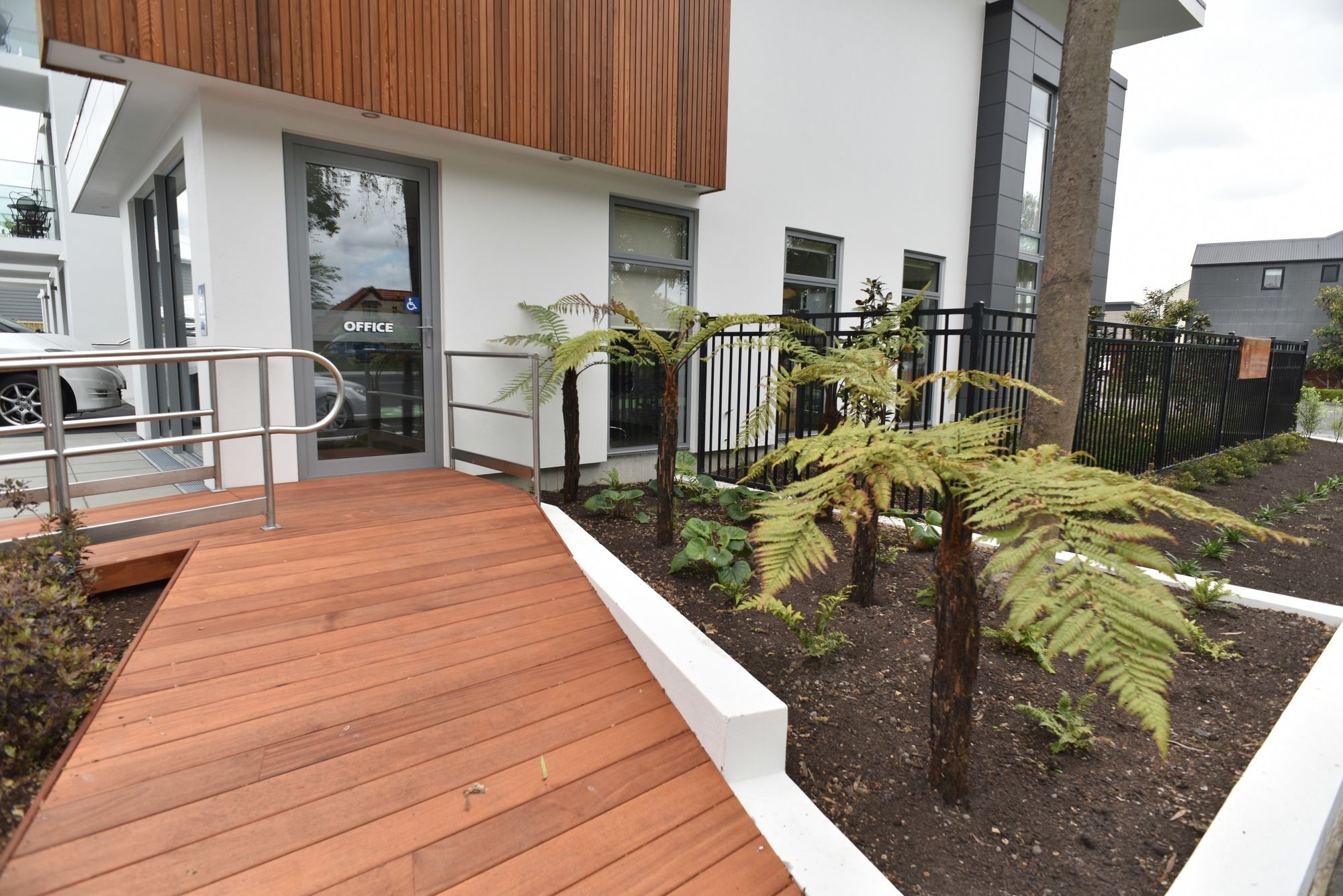 כרייסטצ'רץ' Bealey Plaza Motel מראה חיצוני תמונה A house in Auckland, New Zealand, with a deck made of H3 treated radiata pine