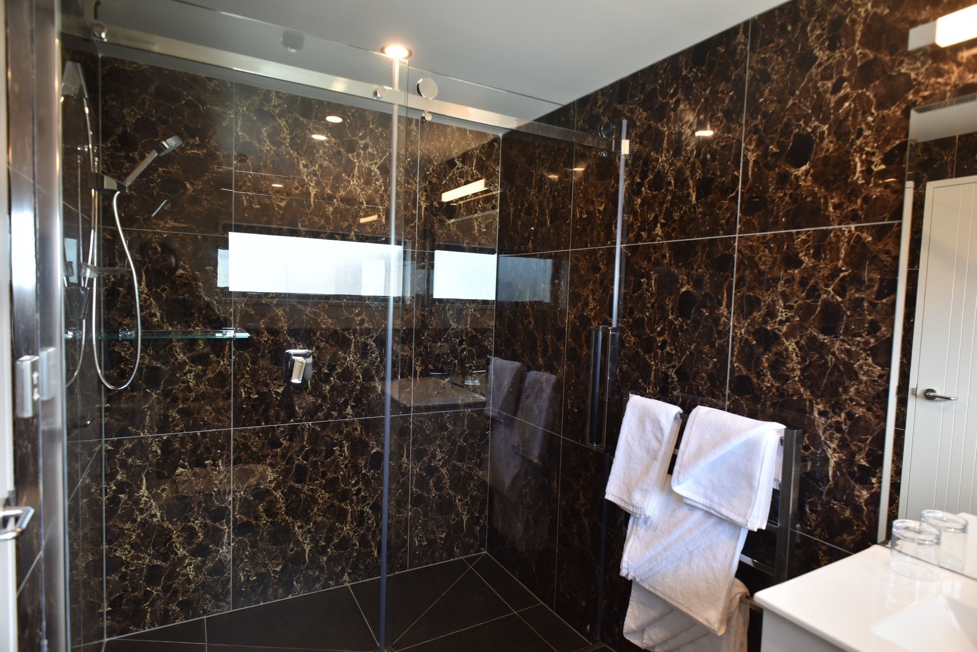 כרייסטצ'רץ' Bealey Plaza Motel מראה חיצוני תמונה A shower with a sliding door